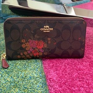 Coach Accordion Zip Wallet ❤️